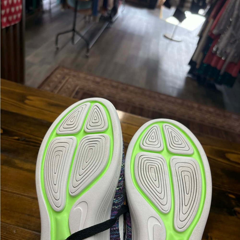 Nike Women's LunarEpic Low Flyknit Running Shoes - Picture 4 of 5